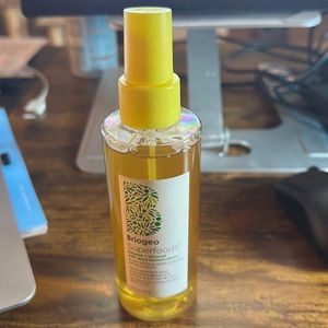 Briogeo Superfoods banana and coconut soft wave texture spray